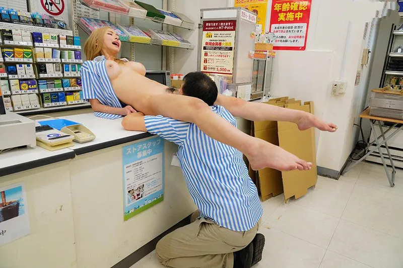 Anh quản lý tống tình con yêu ngổ ngáo của chủ cửa cậu bé tiện lợi
