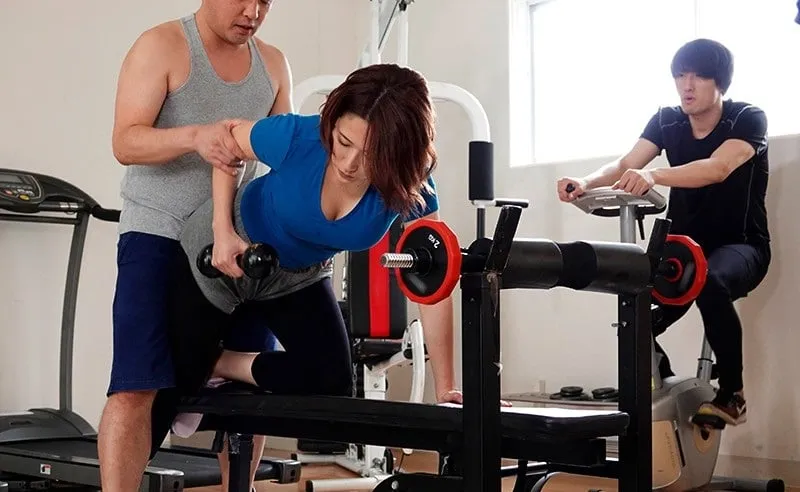 ông chồng phát hiện người vợ địt trộm với huấn luyện viên thể hình