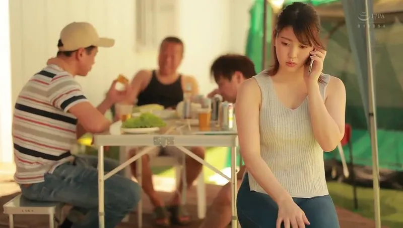 ông chồng khờ để vợ yêu tham gia sự kiện cắm trại với mấy gã cạnh bên nhà và cái kết