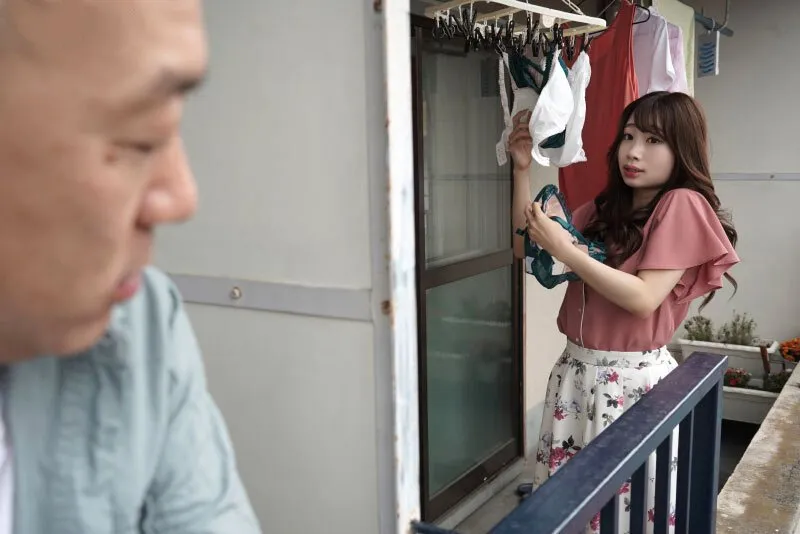 Gã nhà bên chuyên soi mói và cặp người vợ chồng yêu thường xuyên rên la quá to